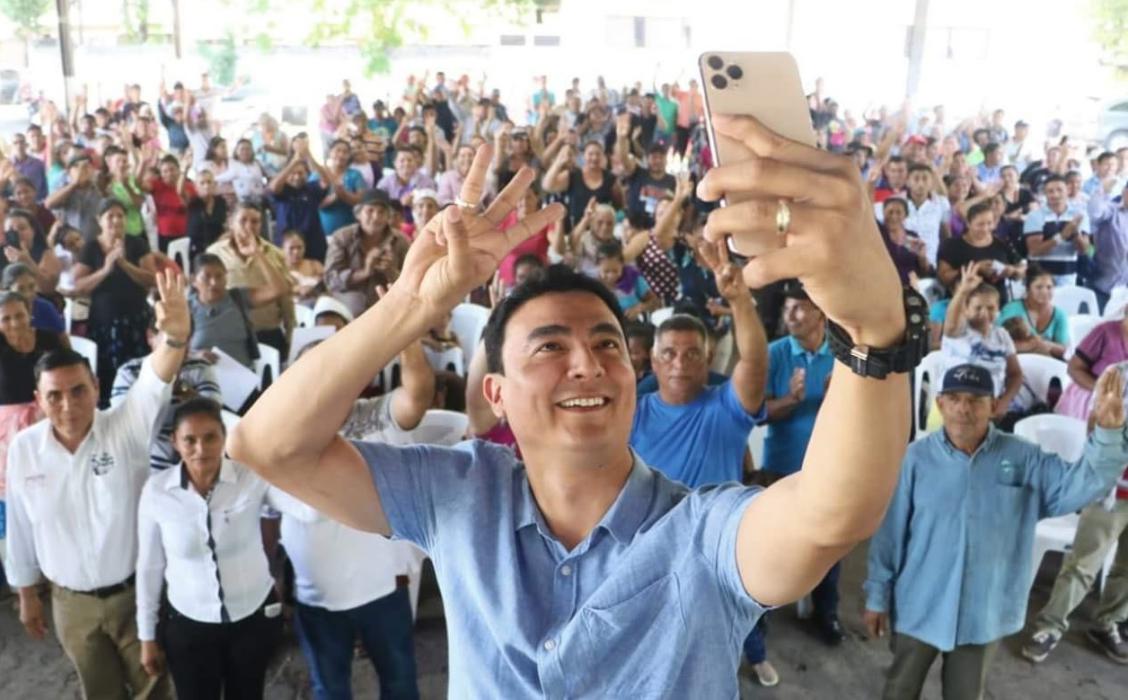 Miguel Pereira pretende imitar al Presidente Bukele tomándose una selfie con un iPhone 11 Pro Max miguel-pereira-pretende-imitar-al-presidente-bukele-tomandose-una-selfie-con-un-iphone-11-pro-max